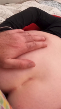 Son beau-fils caresse sa bite sur le cul de sa belle-mère et elle le laisse la baiser sur le lit