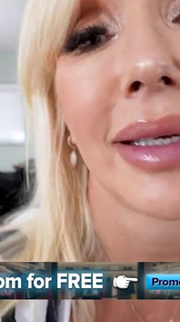 Orta yaşlı seksi üvey anne Victoria üvey oğlu stajyerine ofiste seksle nasıl başarılı olduğunu gösteriyor