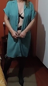 Je n’en supporte plus de regarder le beau-fils de notre servante se masturber et je commence à me déshabiller