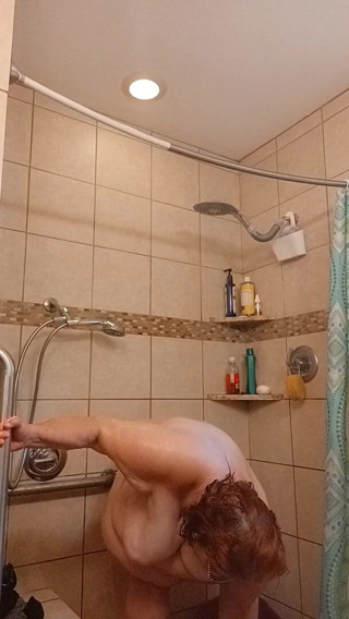 BBW nurse Vicki adventures with friends: Вся потная медсестра Вики нуждается в душе