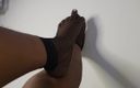 Mara Exotic: 穿着渔网袜的脚挑逗
