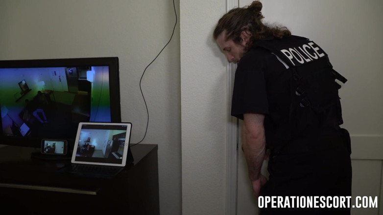 Operation Escort: La mora tettona alta ashley adams viene beccata a masturbarsi...