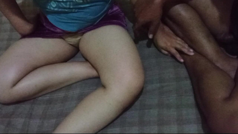 Angelina Pop: Người phụ nữ xinh đẹp mát-xa với chồng