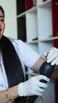 Enfermera dominafire ordeñando esclavo con vibrador de próstata (oronova)