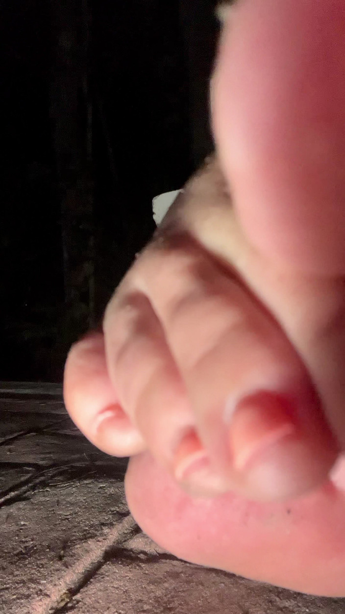 Jasmine Flowers: Sensual satisfação com sujo descalça