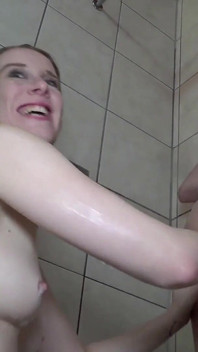 Tantangan gangbang untuk kencing di toilet sampai kencing!