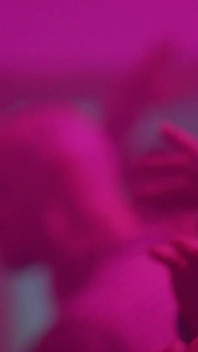Carollina Cherry se masturbe dans les toilettes