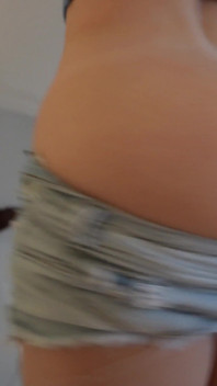 Bimbo děvka předvádí svůj velký zadek