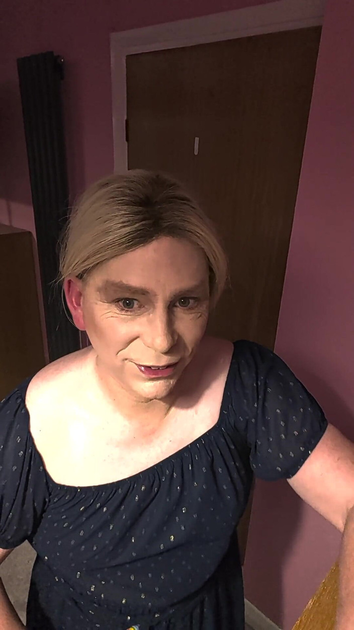 NikkiGee: Nikki neemt een dikke dildo