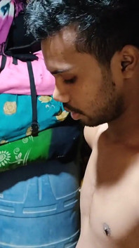 Air staf hotel di daerah desa - gadis seksi di desa ini lagi asik nyepong kontol raksasa dan ngentot pantatnya