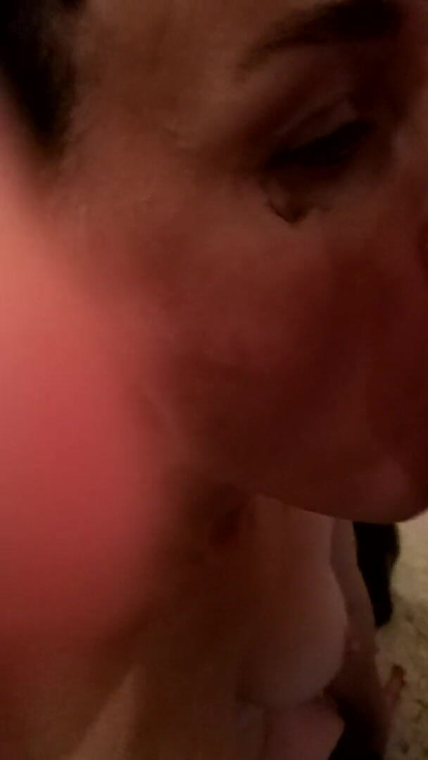 Amateur Milf: Gezicht neuken, diep in de keel milf