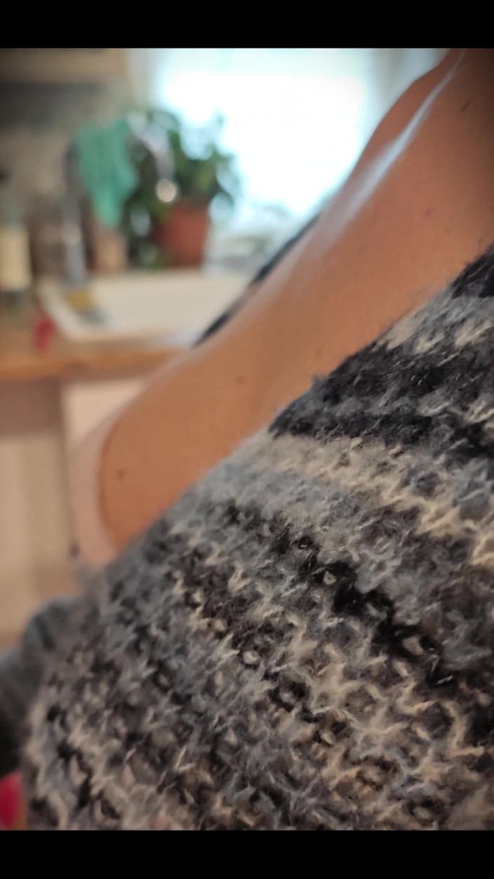 Mr_MrsRealCoupleX: ホットな主婦ミルフがキッチンでセックスされ指で愛撫される。彼女は今も朝のセックスのバットプラグをつけている