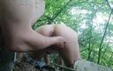 Home video virgo: Paddestoelkiezer neukte een wandelend meisje in het bos hard met...