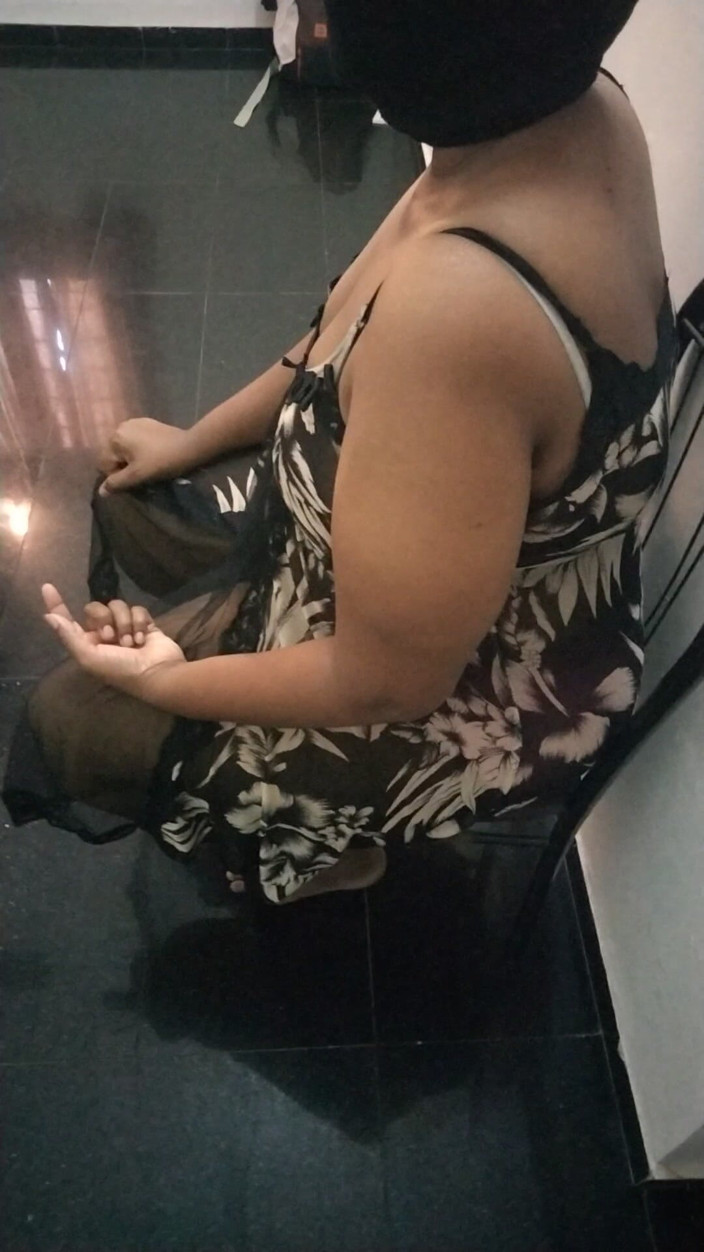Tamil lesbian: Нова пухка тітонька, випадкова розмова