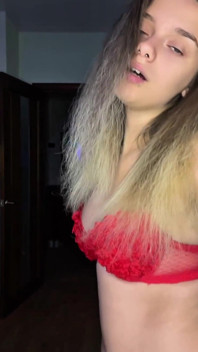 빨간 옷을 입은 아가씨, 처음으로 항문 성교를 시도하다