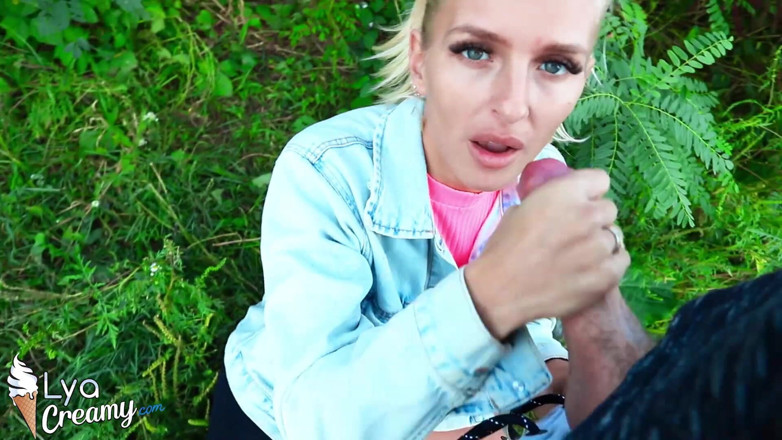 Lya Creamy: Une jeune fille suce et se branle - creampie oral en...