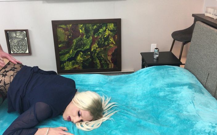 Sissy Bailey Wilde: Bailey Wilde, travesti blonde super sexy, se fait baiser - compilation 3