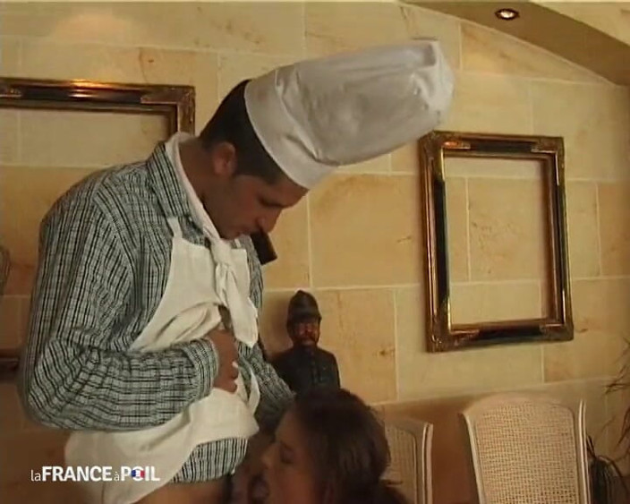 French Family Secrets: ¡Una hermosa morena con una boca codiciosa está al chef!