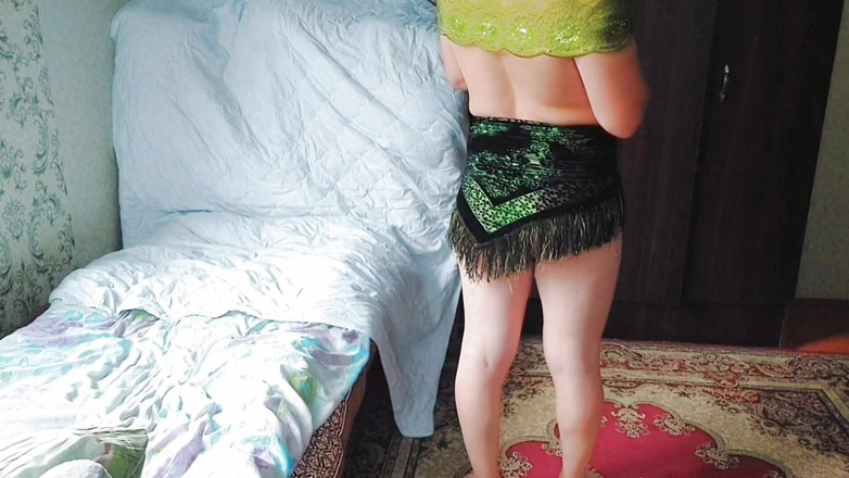 Kitty_Cross: Giocosa sissy seduta di lato su una grande sedia pelosa