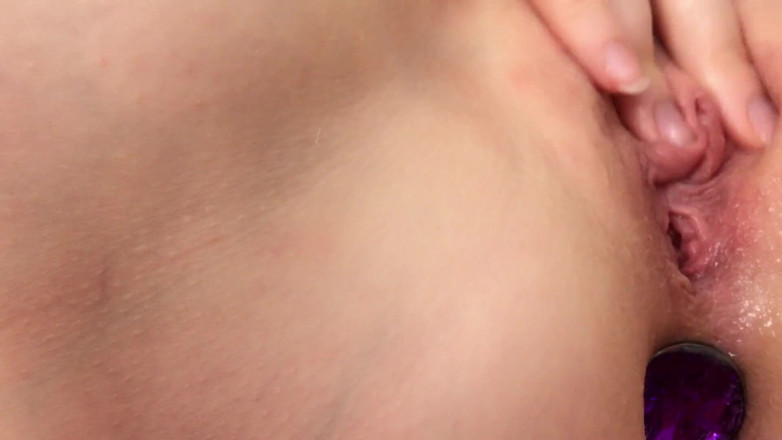 AmyHi: Closeup Anal Plug Training and Squirting Orgasm