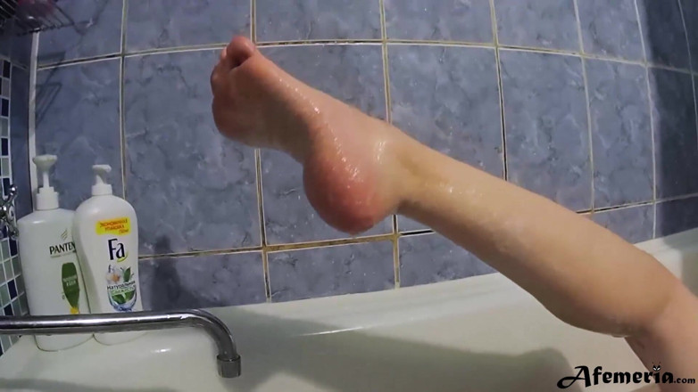Afemeria: Mädchen, das muschi im badezimmer wäscht und masturbiert