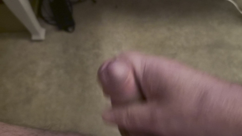 Pellefnatt: Arkadaşım sandalyeye oturuyor ve video izlerken yarağını sıvazlıyor