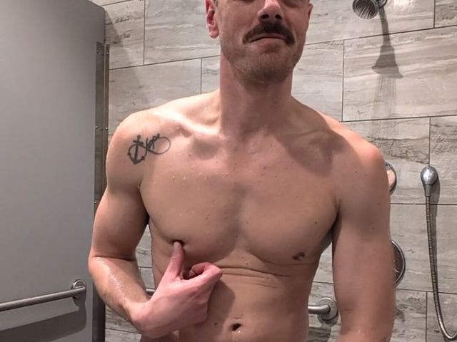 When Big Bro Gets Horny at the Gym (KingB8er)