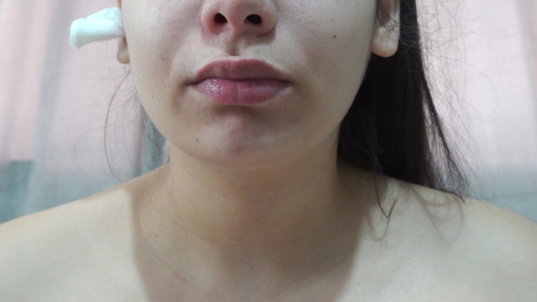 AmayaMori: La mia sorellastra si mette cotone nel naso e si...