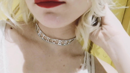 Taya Lite: Blonďatá teenagerka kouše a olizuje její sladké rty