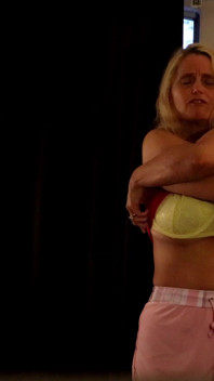 Clip de poveste cu Bianca în timp ce își schimbă îmbrăcămintea, fără sex