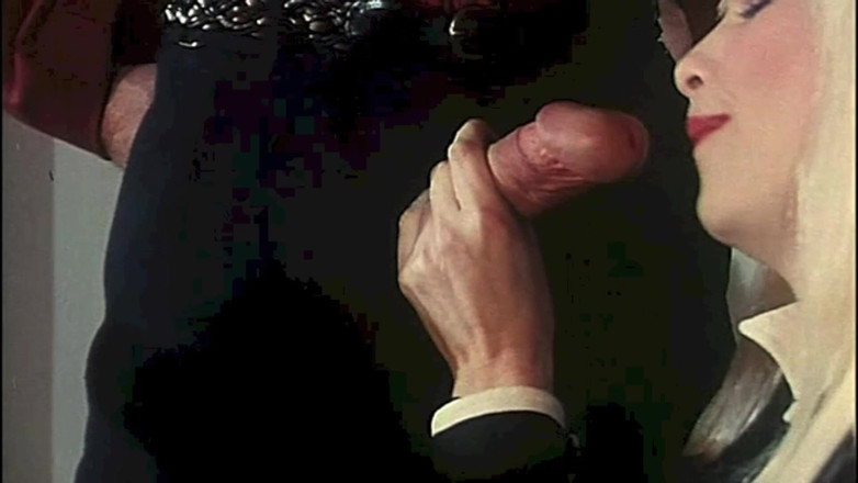 Inthe MILF room: Orgie mit der ehrenwerten Cicciolina und ihren nuttigen Freunden