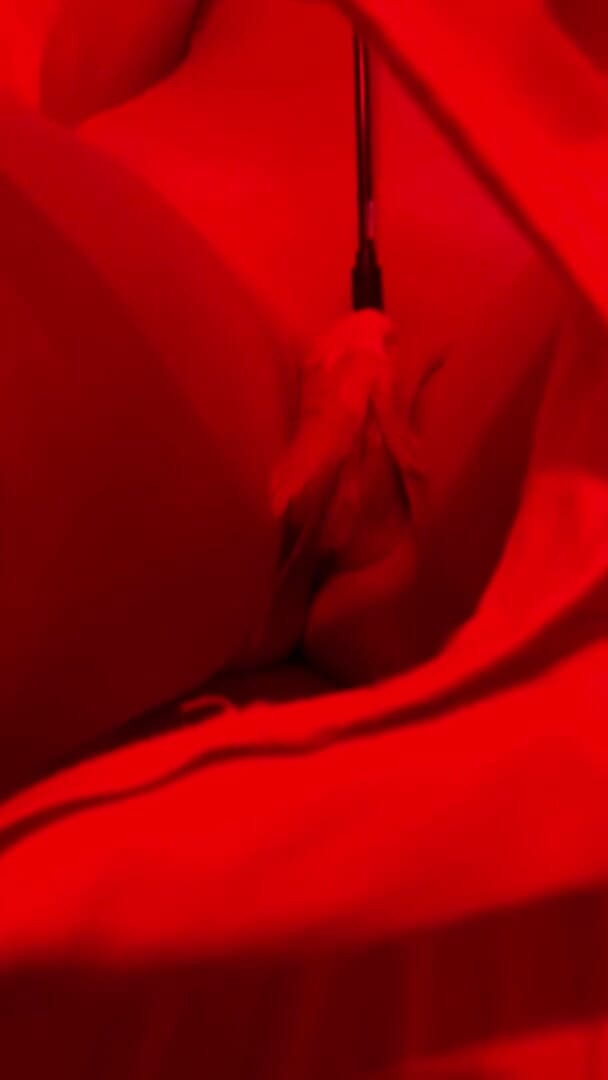 Cathia: 내 보짓물이 많은 보지에 깃털을 가지고 놀기