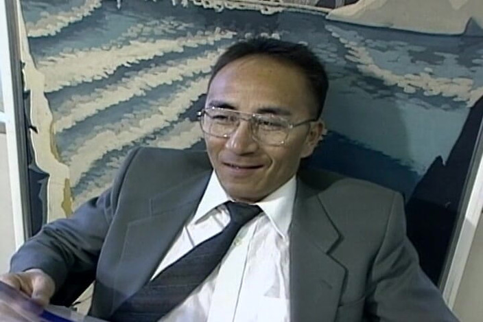 Asian Mature Climax: Симпатичная азиатская юная секретарша сосет хуй ее босса