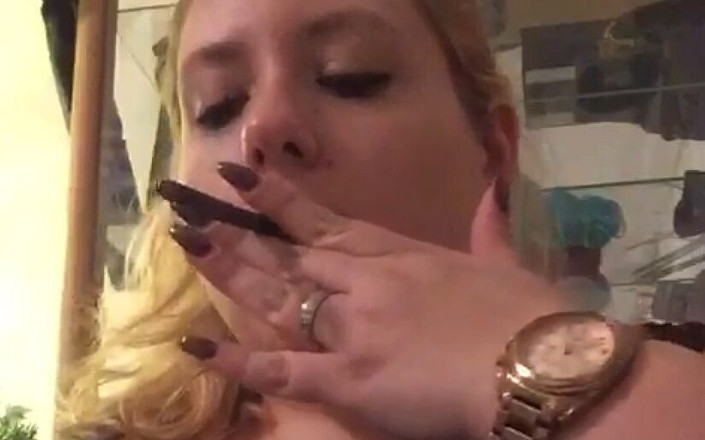 Hot-Mona: Merokok dan mainan seks