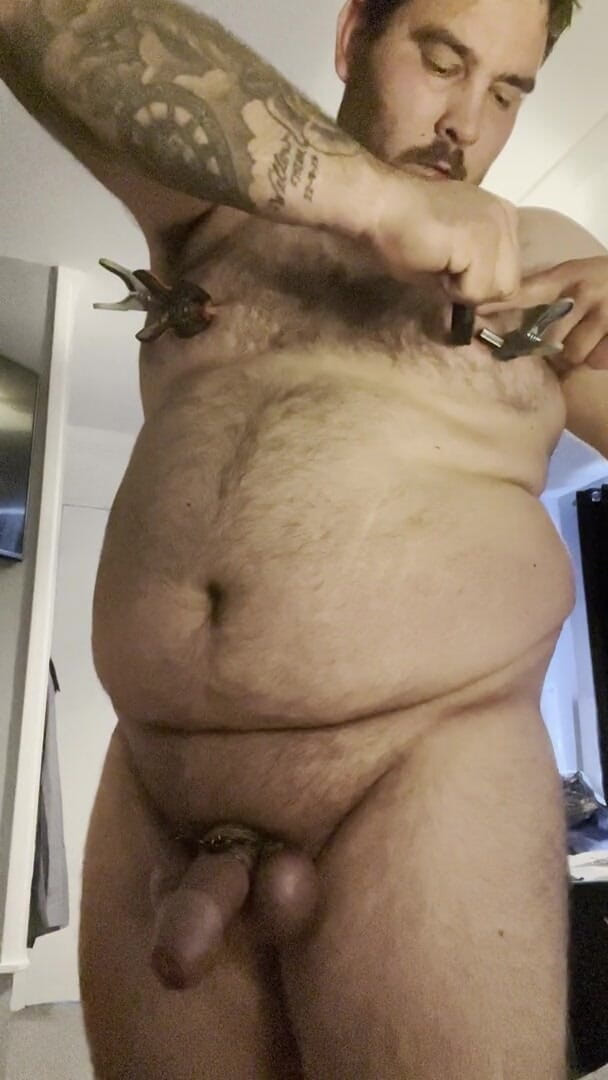 Shaun Cbt: 익스트림 젖꼭지 클램프와 엉덩이 플러그로 본데지에서 자지와 공은 보라색으로 변해 크로스드레스팅을 했습니다.