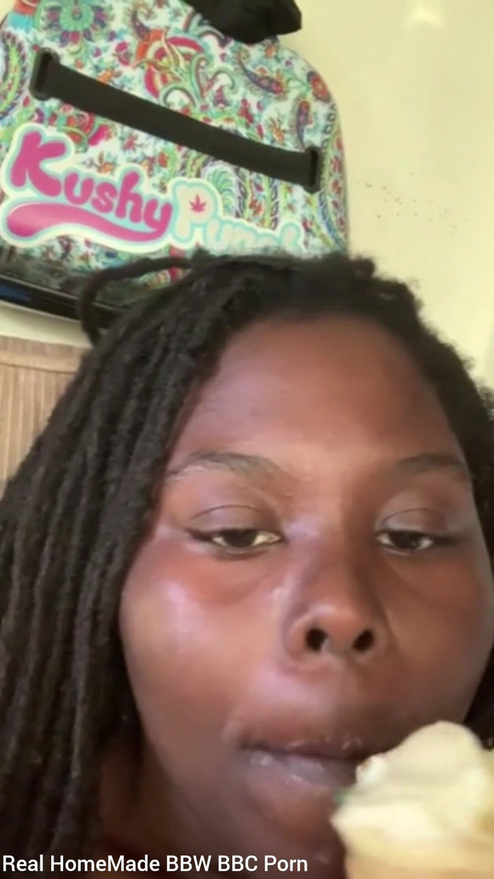 Super sexy ebony cuties: Penggemar minta dijilat es krim sambil ditaburi