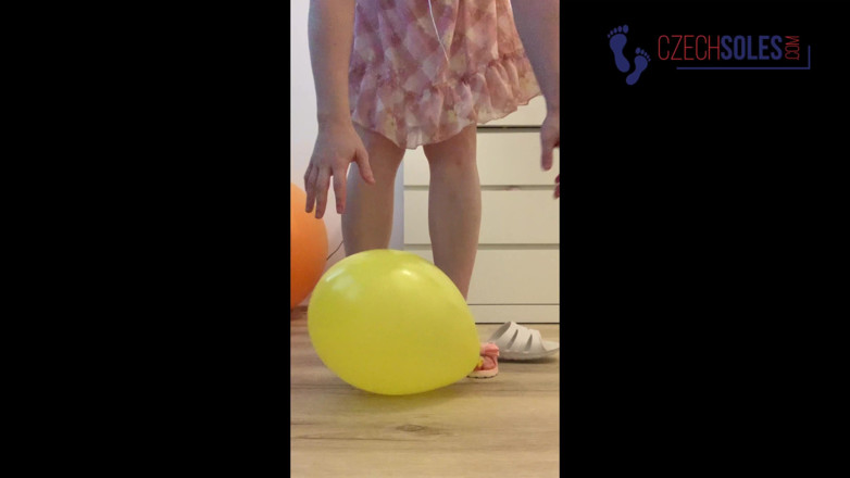 Czech Soles - foot fetish content: Ayaklar ve balonlar ezme
