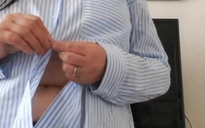 Mommy big hairy pussy: Üvey anne üvey oğlunun onu sikebilmesi için soyunuyor