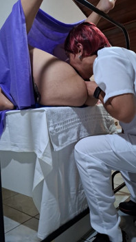 Ujian ginekologi berakhir dengan orgasme pasien dan mani muncrat dokter.