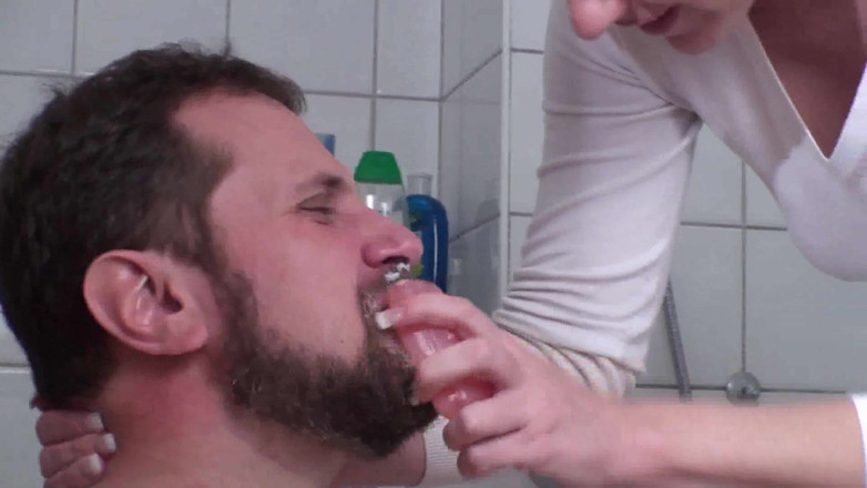 Femdom Austria: 石鹸でヨスキの口をきれいにする