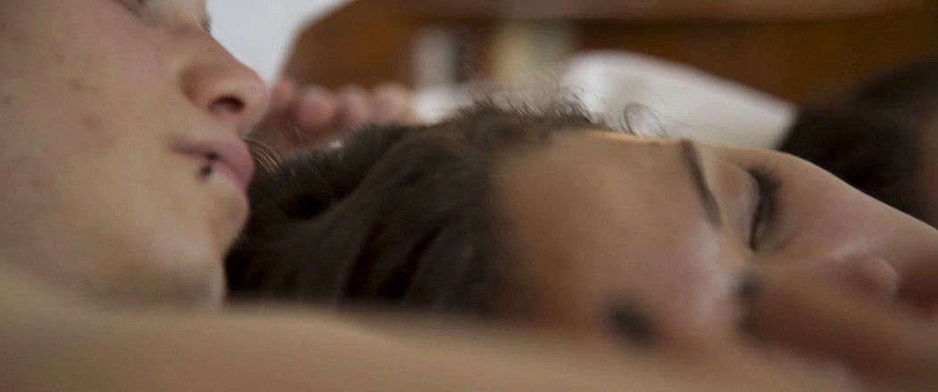 Verso Cinema: Sexy tetovaná teenagerka dostane spitroasting ve trojce