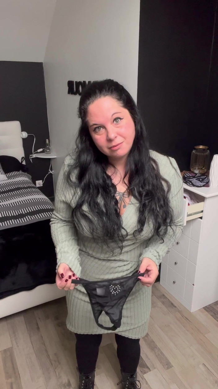 Maitresse Clara: JOIとCEI、みすぼらしい男が私のTバックを掘ってくる