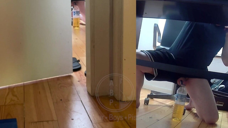 AmateurBoysPissing: Kiedy Jules pracuje z domu i nie może opuścić biurka,...
