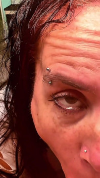 Pikantní latina milf si hraje s robertkem, než dostane péro