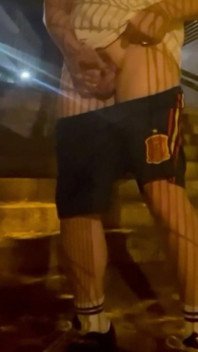 业余男孩在街上撒尿的汇编