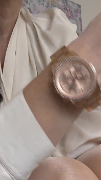 Je te masturbe dans ton pantalon en ogant les montres élégantes de ta belle-mère !