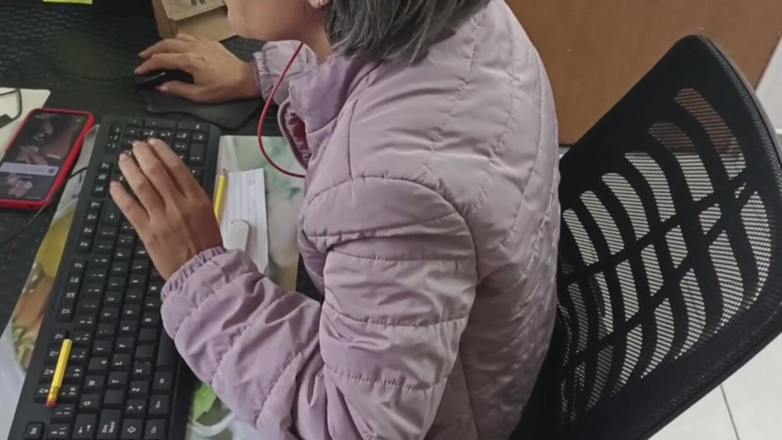 Swingersamateur40: Тобі подобається, коли я смокчу твій член під час роботи?