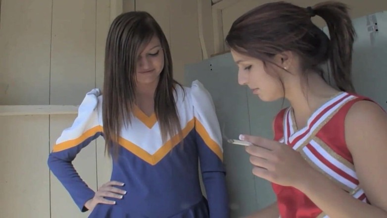 Hot Lesbians X: Lesbické roztleskávačky Cassandra Nix a Mary Jane Johnson Lízají kundičku.