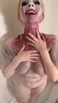 Mime Bodypaint lagi asik main di kamar mandi