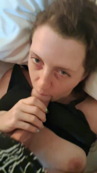 Menina Feliz Com Um Pau Grande Na Boca